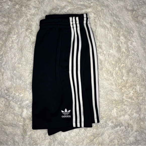 Men’s adidas Essentials 3 Stripe lounging shorts Large 7” inseam Drawstring - Picture 3 of 7